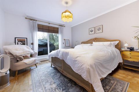 3 bedroom apartment for sale, Bracknell Gardens, Hampstead, London
