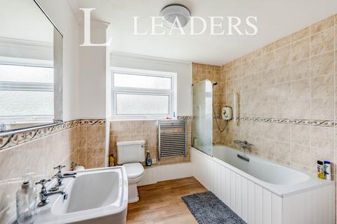 2 bedroom flat to rent, Howard Court, Doods Park Road, Reigate, RH2