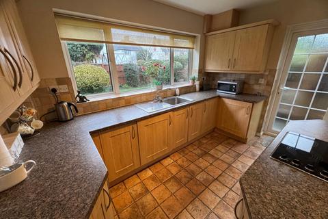 4 bedroom semi-detached house to rent, Southall Ave  Worcester WR3 7LS