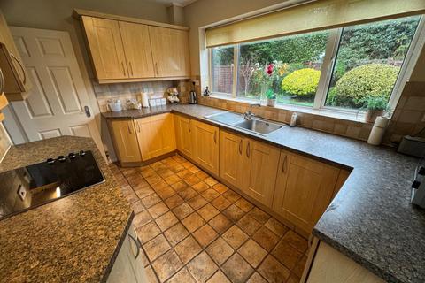 4 bedroom semi-detached house to rent, Southall Ave  Worcester WR3 7LS