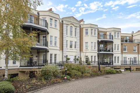 2 bedroom flat to rent, Holwood Estate Westerham Road BR2