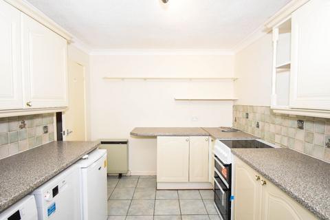 3 bedroom terraced house to rent, Salisbury SP2