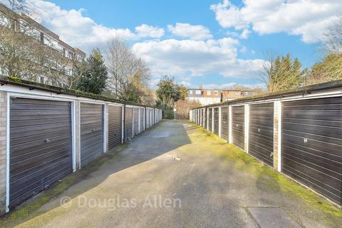 2 bedroom flat for sale, Queenswood Gardens, Wanstead