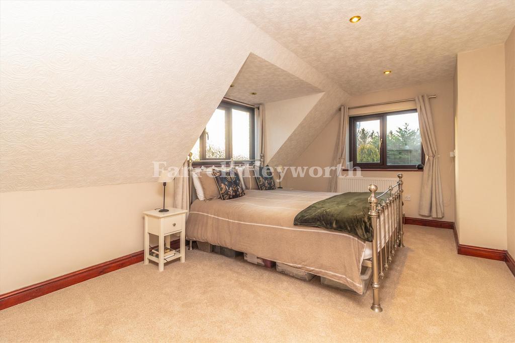 Bedroom 1 image 3