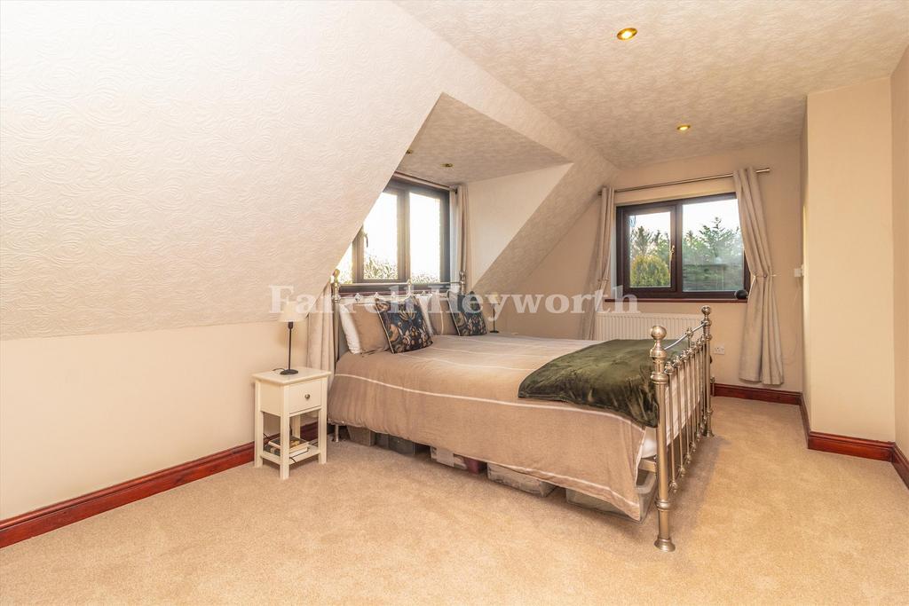 Bedroom 1 image 3