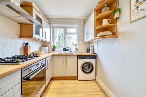 2 bedroom flat to rent, Beulah Hill London SE19