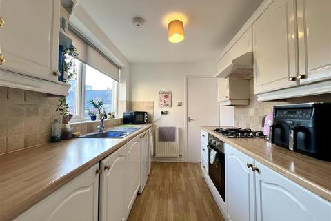 3 bedroom flat to rent, Mowbray Street, Heaton