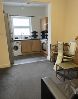 4 bedroom flat to rent, High Road, Ilford IG1