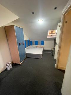 4 bedroom flat to rent, High Road, Ilford IG1