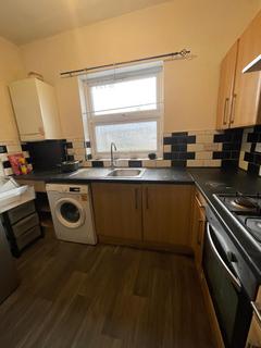 4 bedroom flat to rent, High Road, Ilford IG1