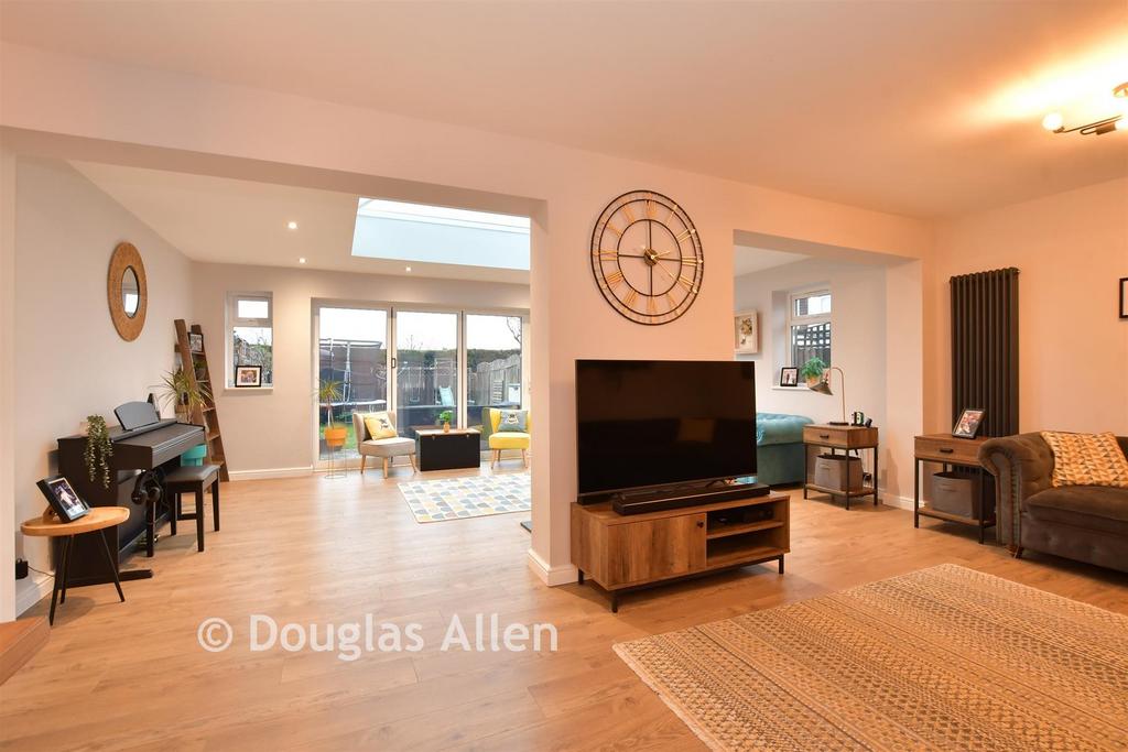 Lounge/Dining Area