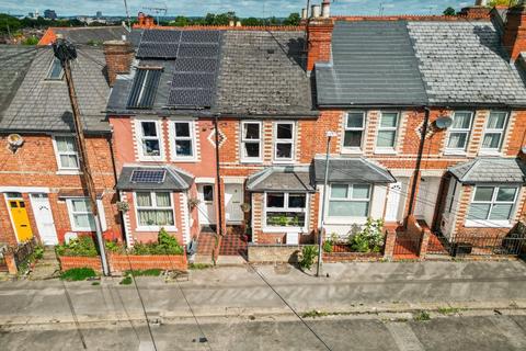 2 bedroom terraced house to rent, Auckland Road, Reading, Berkshire