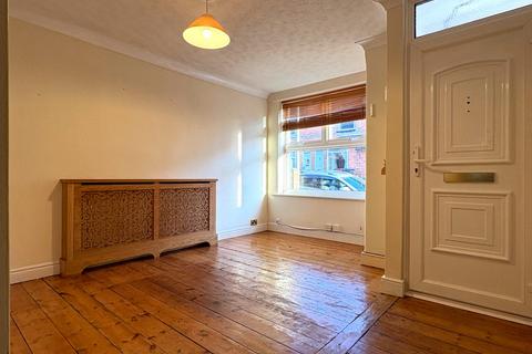 2 bedroom terraced house to rent, Auckland Road, Reading, Berkshire