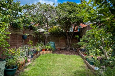 2 bedroom terraced house to rent, Auckland Road, Reading, Berkshire