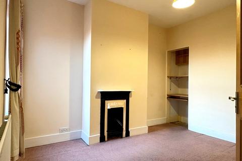 2 bedroom terraced house to rent, Auckland Road, Reading, Berkshire