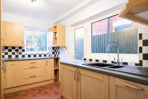 2 bedroom terraced house to rent, Auckland Road, Reading, Berkshire