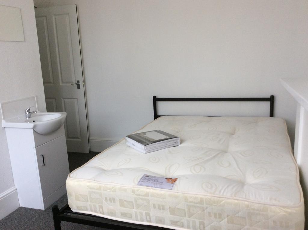 Bright, simply furnished double bedroom with a ...