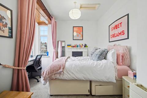 2 bedroom flat to rent, Dulwich Road, London.  SW2.