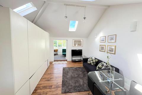 3 bedroom flat to rent, Camden Road, London NW1