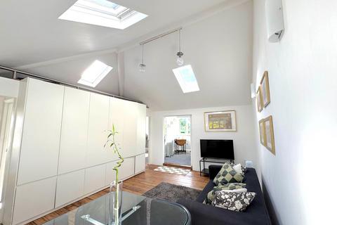 3 bedroom flat to rent, Camden Road, London NW1