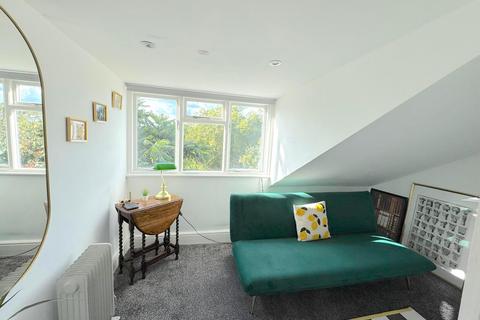 3 bedroom flat to rent, Camden Road, London NW1