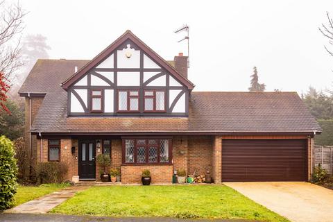 4 bedroom detached house for sale, Heathlands, Tadworth