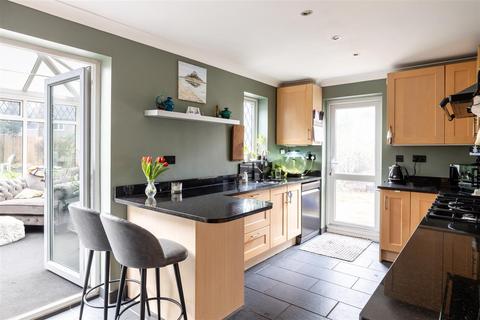 4 bedroom detached house for sale, Heathlands, Tadworth