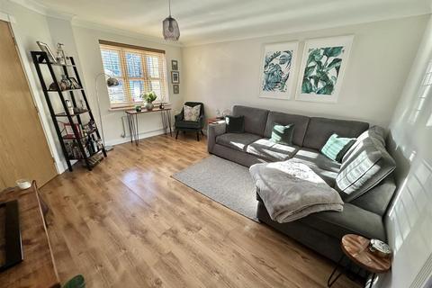 3 bedroom terraced house for sale, Greenfield View, Carlinghow, Batley