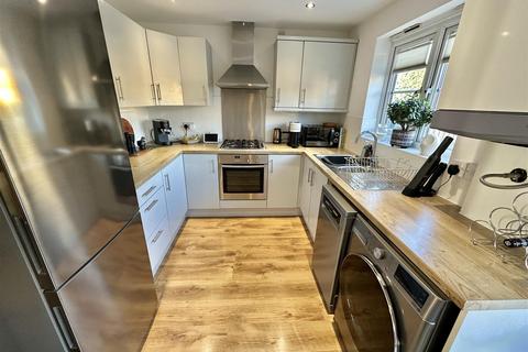 3 bedroom terraced house for sale, Greenfield View, Carlinghow, Batley