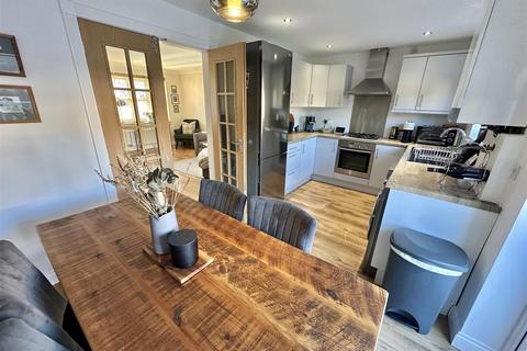 3 bedroom terraced house for sale, Greenfield View, Carlinghow, Batley