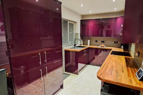2 bedroom semi-detached bungalow for sale, 18 Ribston Close, Worcester. WR2 6EH