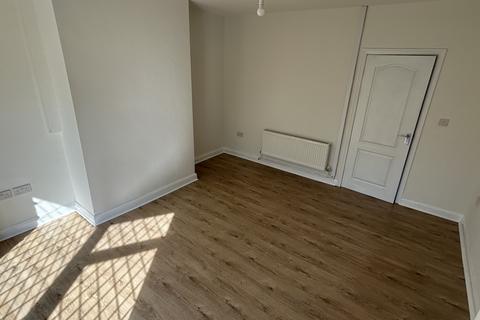 3 bedroom semi-detached house to rent, Long Lane, Bolton,