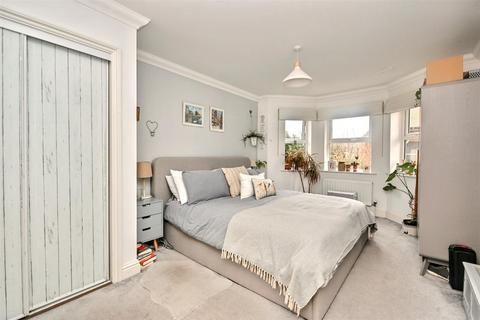 2 bedroom flat to rent, Upperton Road, Eastbourne