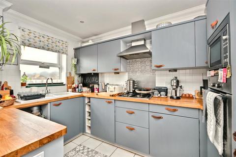 2 bedroom flat to rent, Upperton Road, Eastbourne