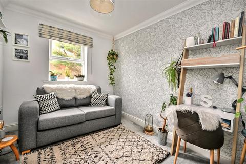2 bedroom flat to rent, Upperton Road, Eastbourne