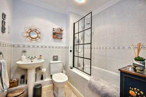2 bedroom flat to rent, Upperton Road, Eastbourne