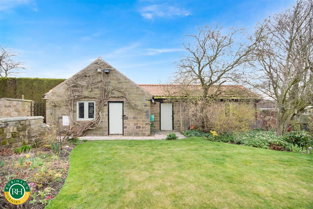 Garage / outbuildings