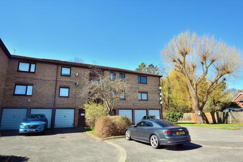 2 bedroom flat to rent, Robins Close, Uxbridge, UB8