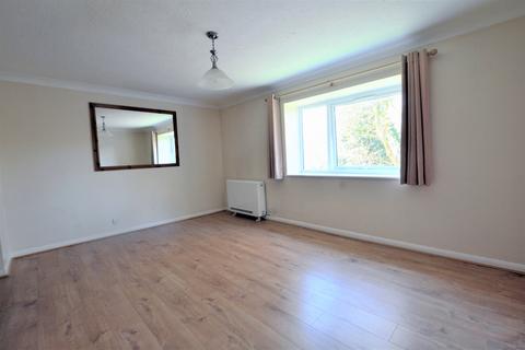 2 bedroom flat to rent, Robins Close, Uxbridge, UB8
