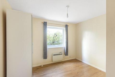 2 bedroom flat to rent, Robins Close, Uxbridge, UB8