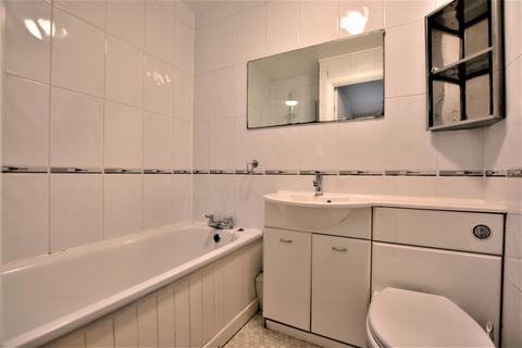 2 bedroom flat to rent, Robins Close, Uxbridge, UB8