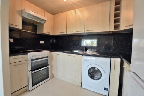2 bedroom flat to rent, Robins Close, Uxbridge, UB8