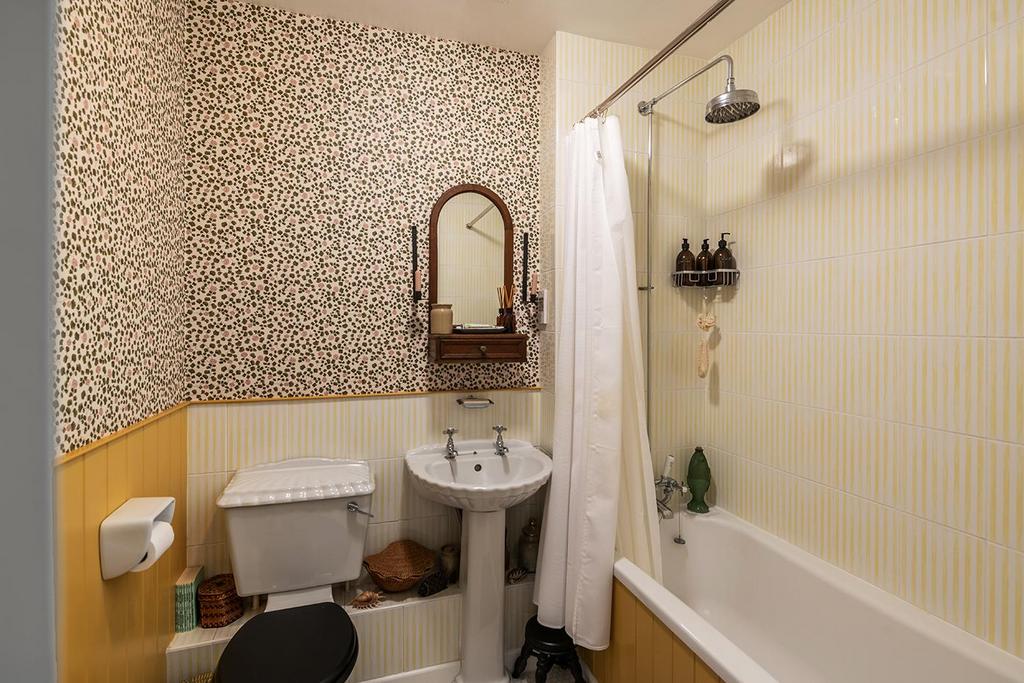 Family bathroom.JPG
