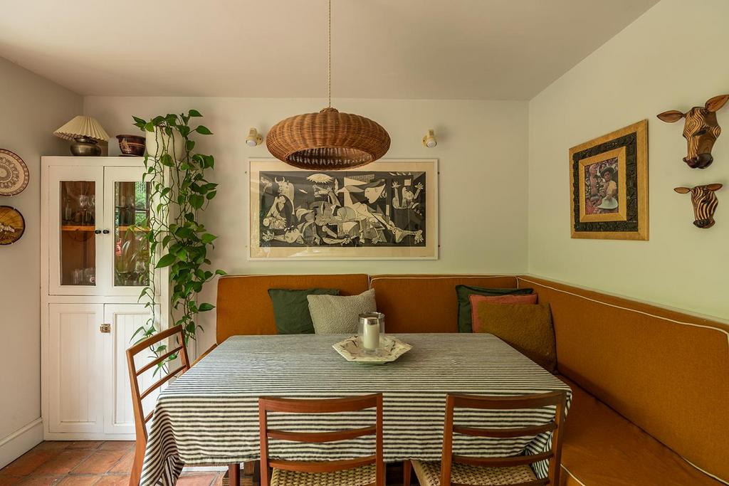 Kitchen Seating.JPG