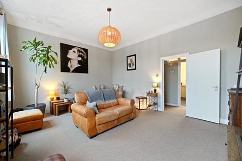 2 bedroom flat for sale, Byrne Road, London, SW12