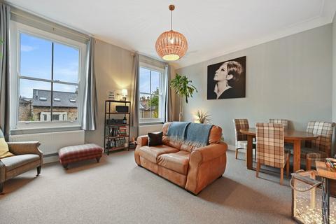 2 bedroom flat for sale, Byrne Road, London, SW12