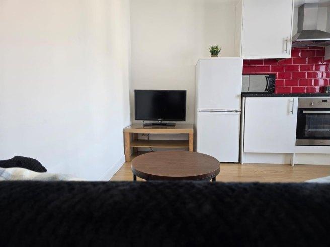 Burleigh-street-cb1-1dj-1034543