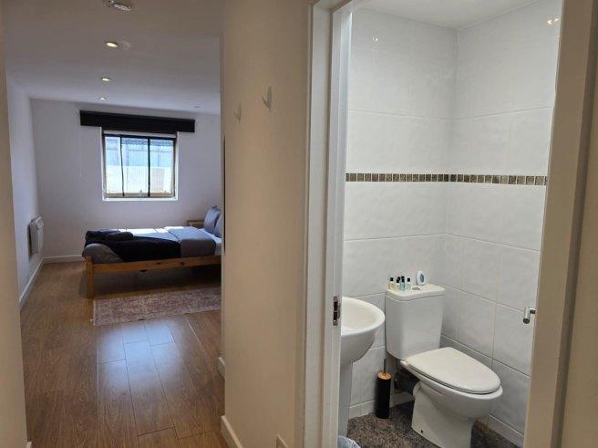 Burleigh-street-cb1-1dj-1034537