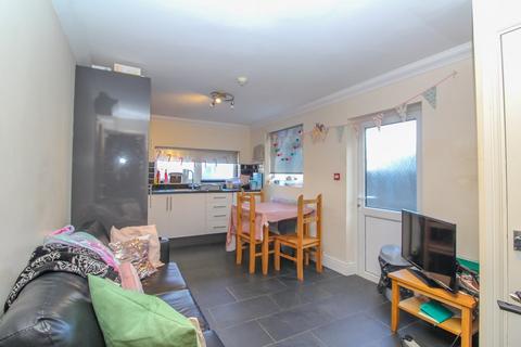 3 bedroom ground floor flat to rent, Mackintosh Place, Cardiff CF24