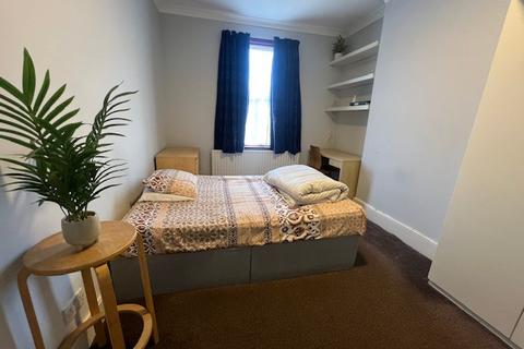 2 bedroom flat to rent, Kingswood Road, Ilford, Essex, IG3